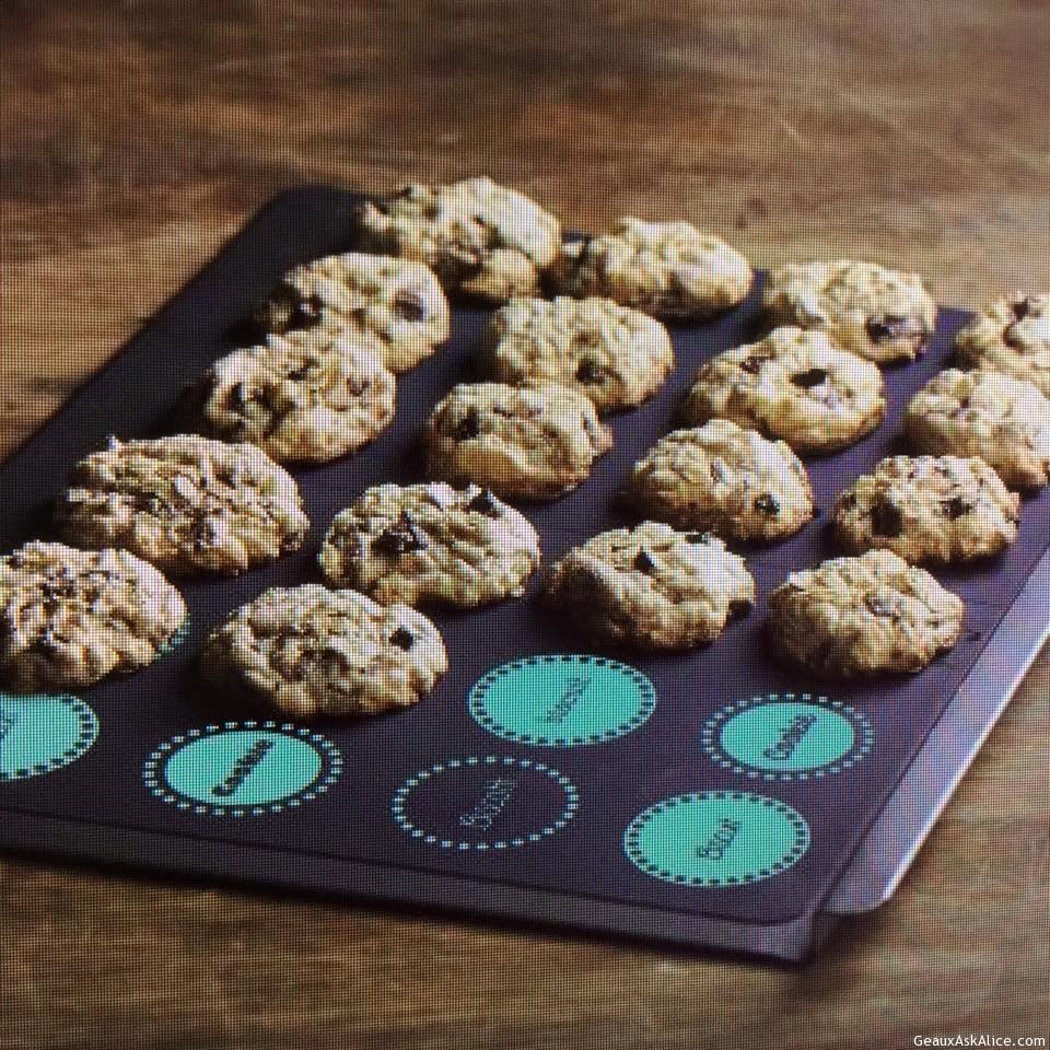 Today's Gadget from E's Kitchen is the Trudeau Silicone Baking Liner!