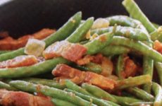 Flavorful Green Beans with Bacon and Tomatoes