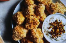 Crispy Cauliflower-Bites with Herbed Yogurt Sauce