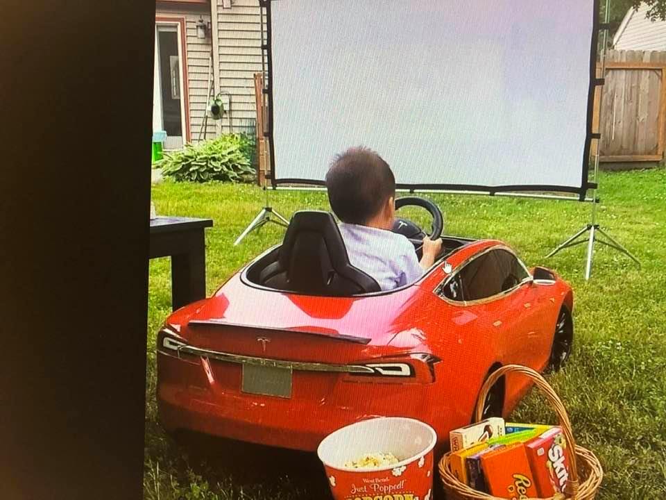 How cute is this idea to entertain those little ones.