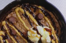 GOOEY PEANUT BUTTER-CHOCOLATE CHIP SKILLET COOKIE