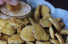 AMAZING SOUTHERN FRIED PICKLES WITH REMOULADE DIPPING SAUCE