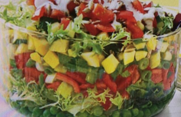 COLORFUL LAYERED SALAD WITH CREAMY BUTTERMILK RANCH DRESSING!