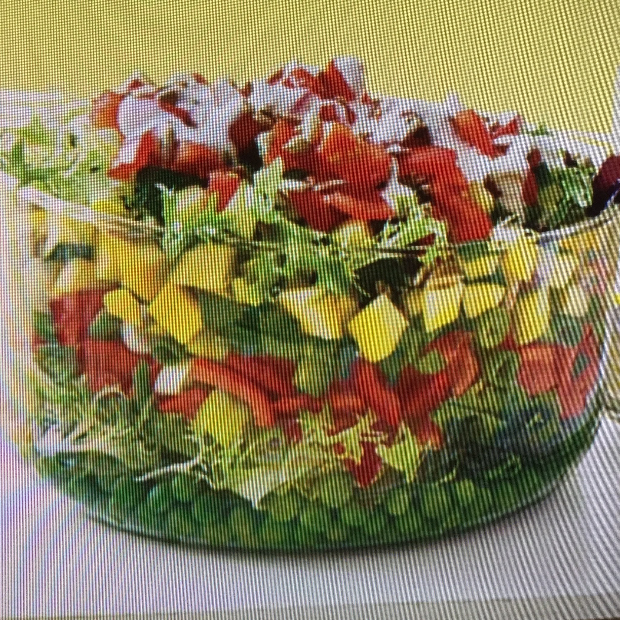 COLORFUL LAYERED SALAD WITH CREAMY BUTTERMILK RANCH DRESSING!