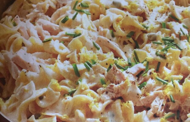 LEMONY ALFREDO TUNA NOODLE DISH IN A SKILLET!