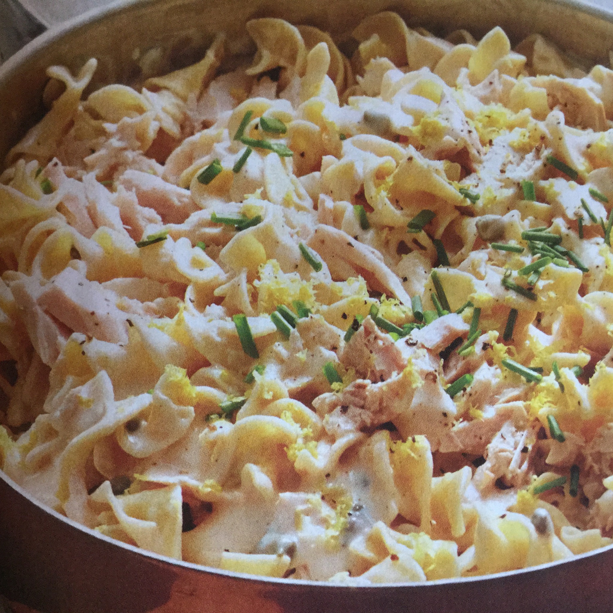 LEMONY ALFREDO TUNA NOODLE DISH IN A SKILLET!
