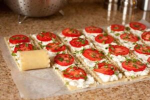 CAPRESE-STYLE LASAGNA ROLL-UPS