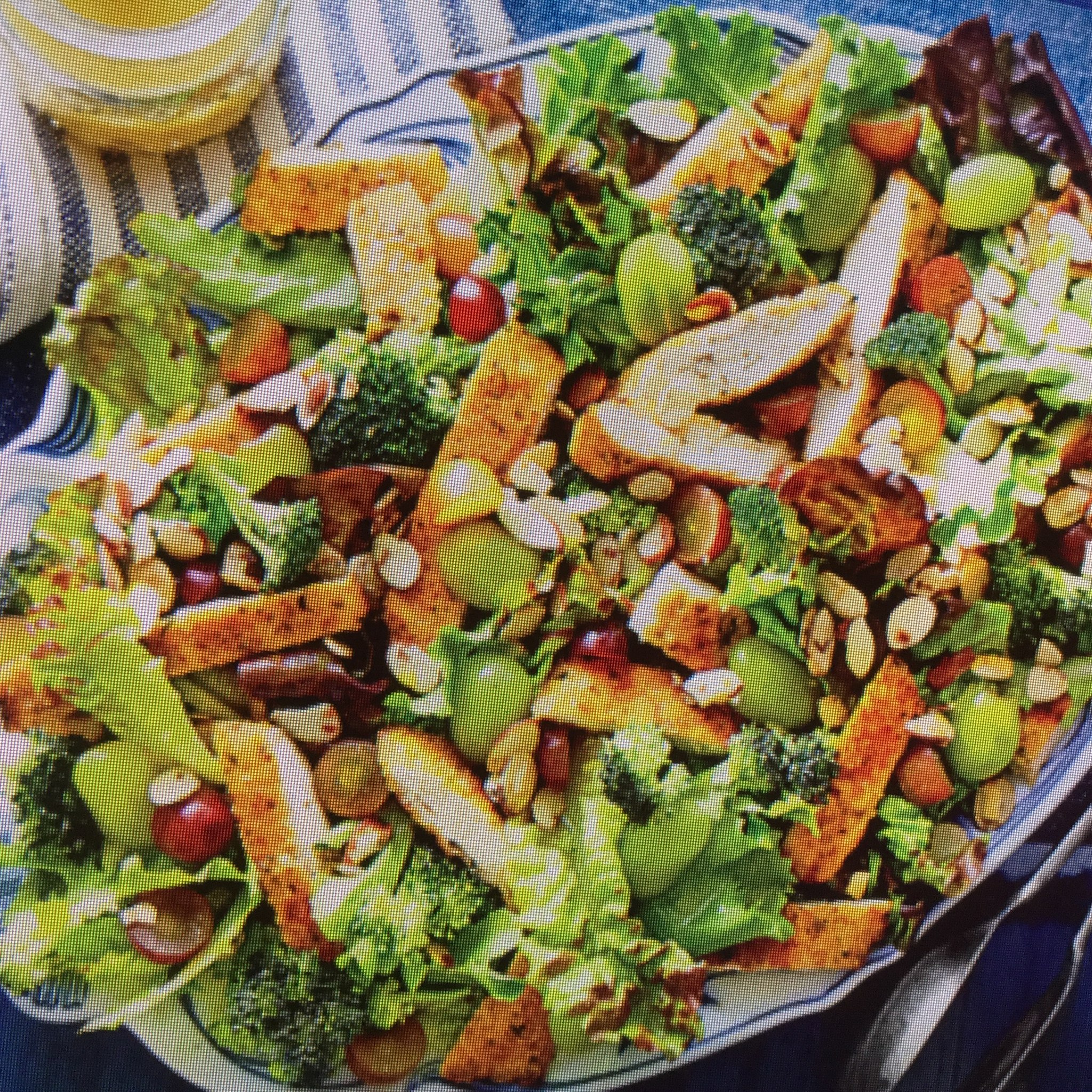 GORGEOUS CHICKEN SALAD WITH GRAPES, ALMONDS AND BROCCOLI