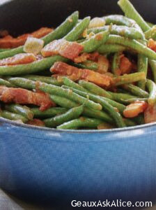 FLAVORFUL GREEN BEANS WITH BACON AND TOMATOES