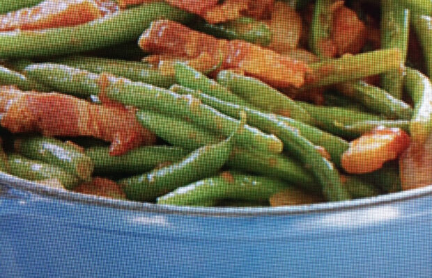 FLAVORFUL GREEN BEANS WITH BACON AND TOMATOES