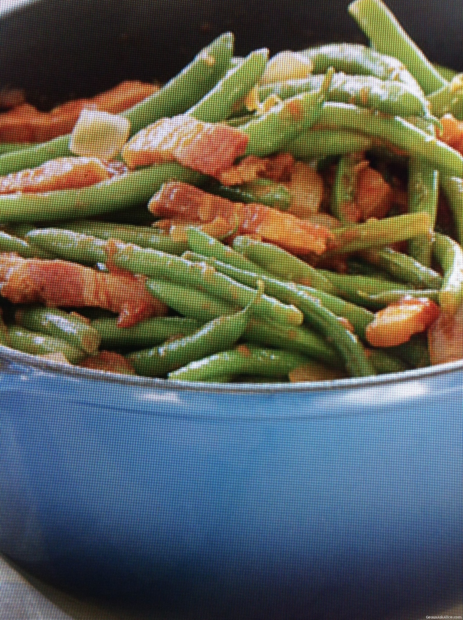FLAVORFUL GREEN BEANS WITH BACON AND TOMATOES